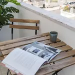 Elegant 2br With Balcony アパート
