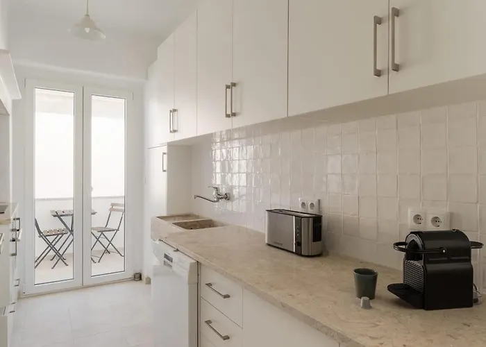 Elegant 2br With Balcony *