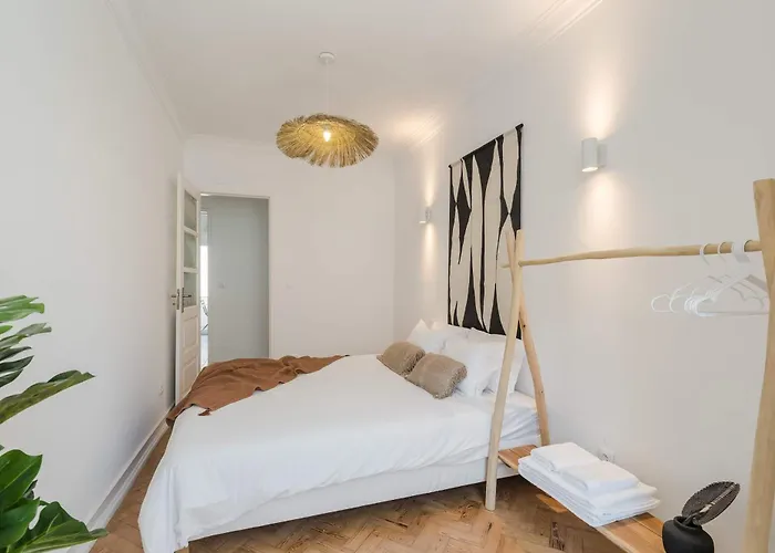 דירה Elegant 2br With Balcony *