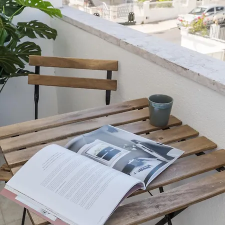 Elegant 2br With Balcony 아파트