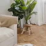 Elegant 2br With Balcony *